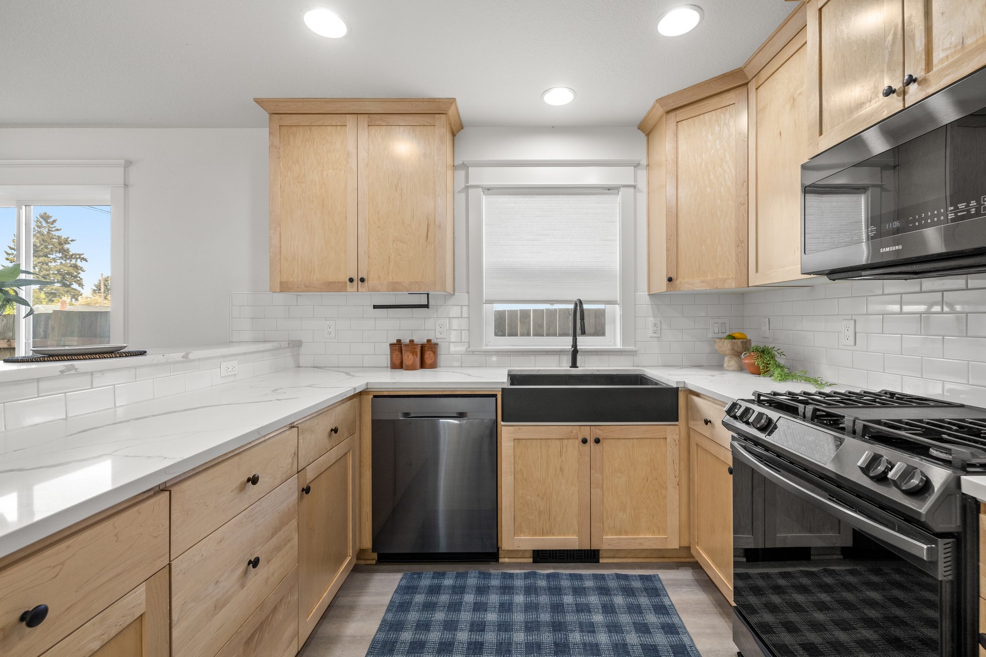 007-9833NorthExeterAvenue-Portland-OR-97203-SMALL