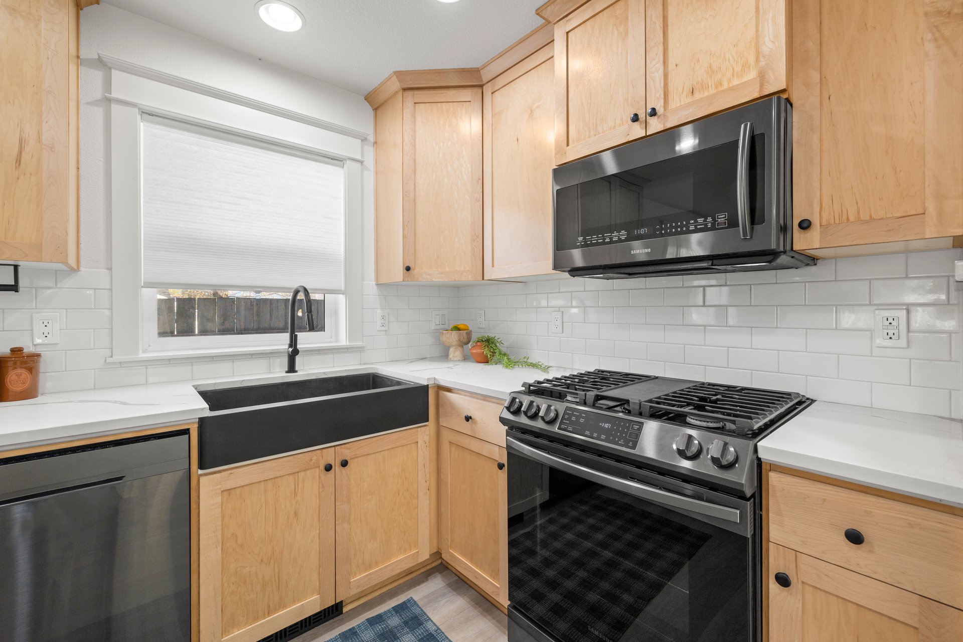 008-9833NorthExeterAvenue-Portland-OR-97203-SMALL